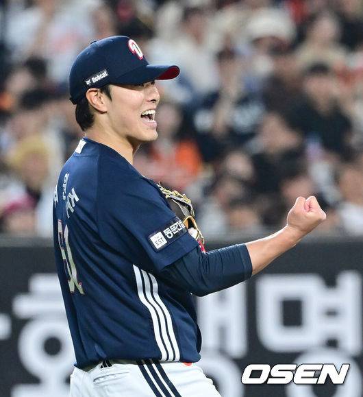 [OSEN=대전, 김성락 기자] 13일 대전 한화생명볼파크에서 ‘2025 신한 SOL Bank KBO리그’ 한화 이글스와 두산 베어스의 경기가 열렸다.이날 한화는 류현진, 두산은 최원준을 선발로 내세웠다.6회말 2사 만루 두산 최원준이 한화 이진영을 헛스윙 삼진으로 처리한 뒤 기뻐하고 있다. 2025.05.13 / ksl0919@osen.co.kr