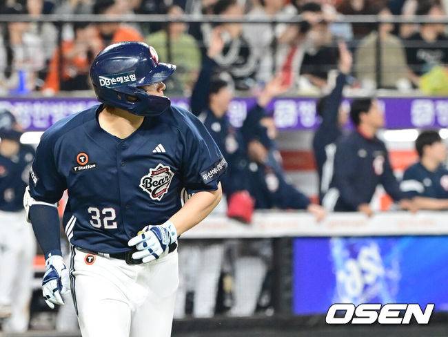 [OSEN=대전, 김성락 기자] 13일 대전 한화생명볼파크에서 ‘2025 신한 SOL Bank KBO리그’ 한화 이글스와 두산 베어스의 경기가 열렸다.이날 한화는 류현진, 두산은 최원준을 선발로 내세웠다.8회초 2사 1루 두산 김재환이 역전 2점 홈런을 날린 뒤 타구를 바라보고 있다. 2025.05.13 / ksl0919@osen.co.kr