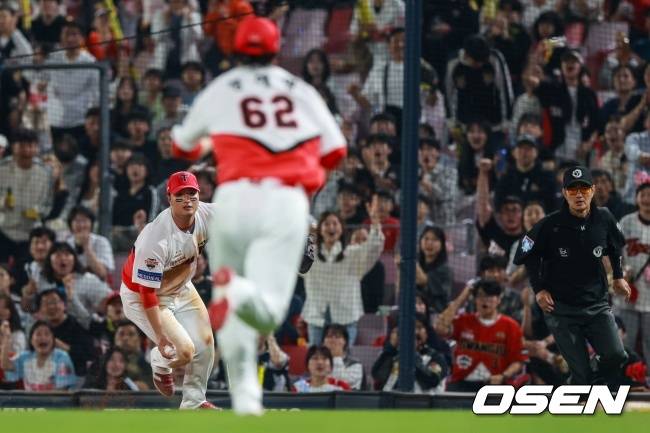 변우혁이 투수 정해영에게 토스를 하고 있다./KIA 타이거즈 제공