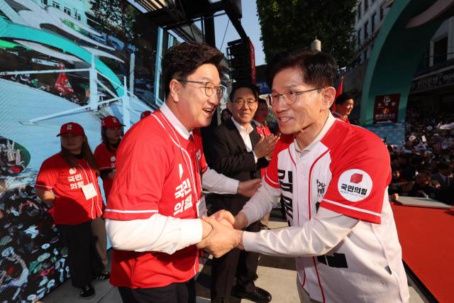 ▲국민의힘 김문수 대선 후보가 12일 대구 서문시장에서 권성동 공동선대위원장과 악수를 하고 있다. ⓒ연합뉴스