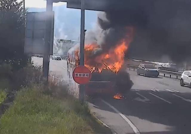 ▲대전시 동구 판암동 판암톨게이트 부근에서 통근버스에 불이 나는 사고가 발생했다. ⓒ대전소방본부