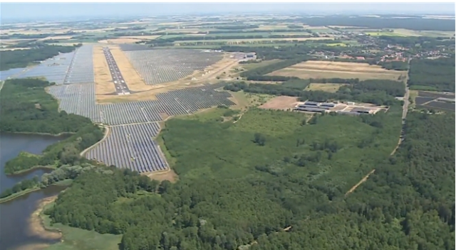 ▲공항 활주로 유휴부지를 활용한 유럽 최대 규모의 155MW 독일 브란덴부르크주 노이하르덴베르크 공항 햇빛발전소.