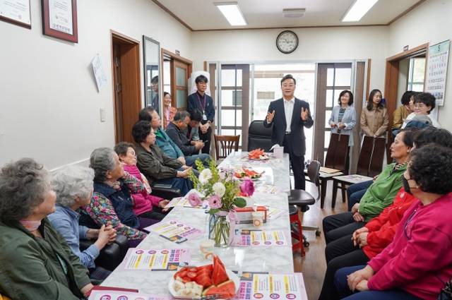 ▲김성제 의왕시장이 경로당 어르신들에게 유심 해킹 예방에 대해 설명하고 있다. ⓒ의왕시