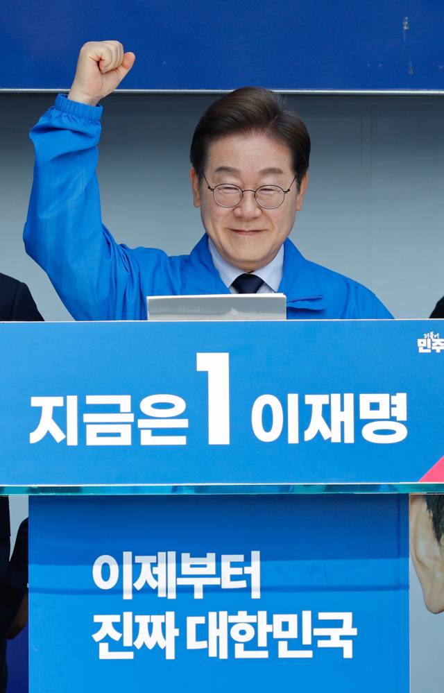 ▲더불어민주당 이재명 대선 후보가 '보수의 텃밭'으로 불리는 대구·경북(TK) 지역 유세에 나선 13일 경북 구미시 구미역광장에서 시민들에게 인사하고 있다. ⓒ연합뉴스