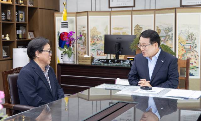 ▲최상기 강원특별자치도 인제군수(사진의 좌측)가 13일 전북자치도 익산시를 방문하고 정헌율 익산시장(우)간담회를 가졌다. 최 군수의 방문은 효율적인 청사 건립 방향을 모색하기 위해 익산의 사례를 공유하고자 이뤄졌다. ⓒ익산시