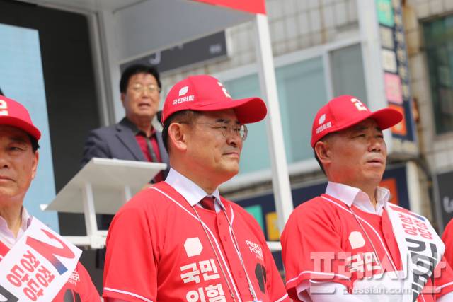▲임종득 국회의원(가운데)과 국민의힘 당원들이 13일 영주 구성오거리에서 열린 대선 출정식에서 필승을 다짐하고 있다. 참가자들은 2번 유니폼과 어깨띠를 착용하고 김문수 후보의 지지를 호소했다.ⓒ프레시안(최홍식)