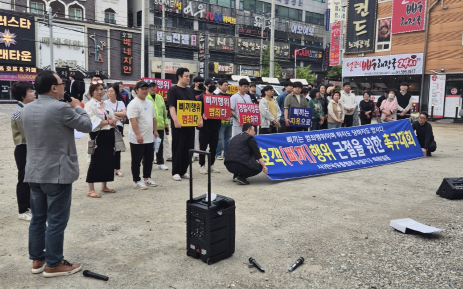 ▲사단법인 한국유흥협회 천인지부 회원들이 호객행위 근절을 촉구하며 시위를 벌이고 있다 ⓒ프레시안(장찬우 기자)