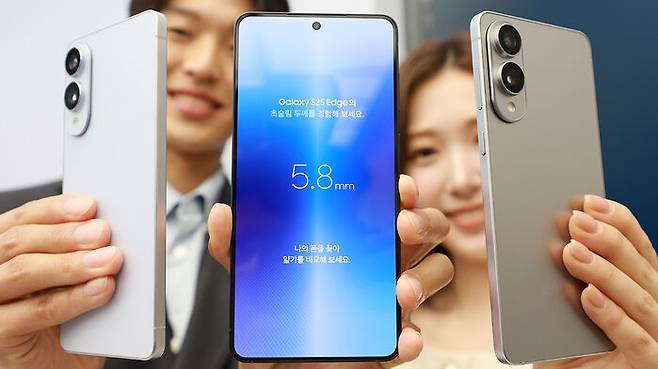 13일 서울 삼성 강남에서 초슬림형 스마트폰인 삼성전자 갤럭시 S25 엣지가 공개되고 있다. (사진=연합뉴스)