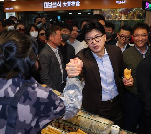 국민의힘 한동훈 전 대표가 대선 경선 후보이던 이달 2일 부산 중구 부평동 부평깡통시장을 찾아 상인들과 인사하고 있다. 연합뉴스