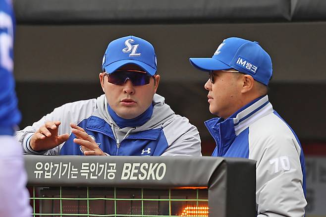삼성 박진만 감독(오른쪽)과 정대현 코치. 삼성 라이온즈 제공