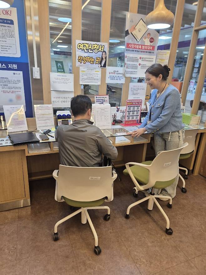 13일 충북 제천시 민원지적과에서 눌란벡코바 자누르씨가&nbsp;민원인을 안내하고 있다. 제천시 제공