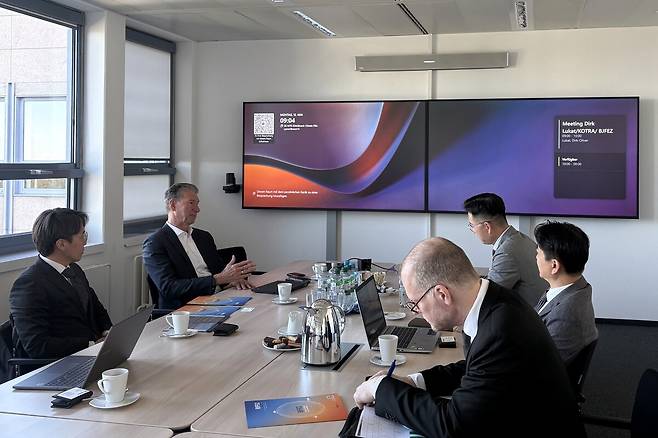 부산진해경자청이 지난 12일부터 독일과 덴마크에서 커피·물류산업 외국인 투자유치 활동에 들어갔다. 사진은 독일 프랑크푸르트에서 기업 관계자와 면담을 진행하는 모습이다. 부산진해경자청 제공