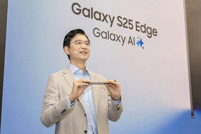 임성택 삼성전자 한국총괄 부사장이 13일 서울 삼성 강남에서 열린 미디어 브리핑에서 초슬림 스마트폰 ‘갤럭시 S25 엣지’를 소개하고 있다.&nbsp;삼성전자 제공
