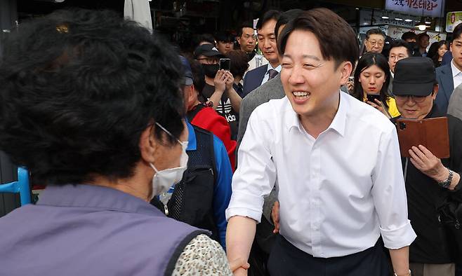 개혁신당 이준석 대선후보가 13일 대구 칠성시장에서 시민과 인사하고 있다. 연합뉴스