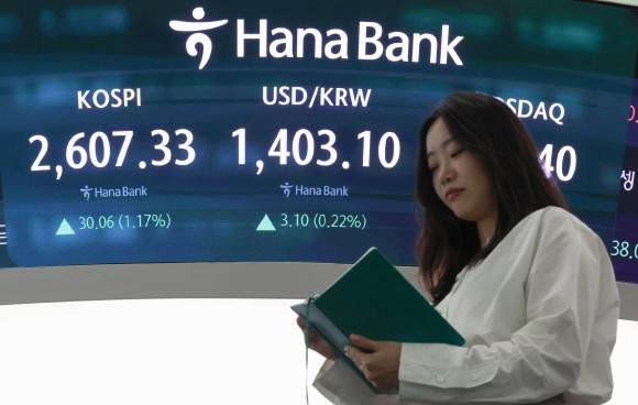 12일 서울 중구 하나은행 본점 딜링룸 전광판에 코스피 종가와 원달러 환율이 표시돼 있다. 이날 코스피는 전 거래일 대비 30.06포인트(1.17%) 상승한 2607.33으로 거래를 마쳤다. 코스피가 종가 기준 2600선을 넘어선 것은 지난 3월 27일 이후 46일 만이다. 뉴스1