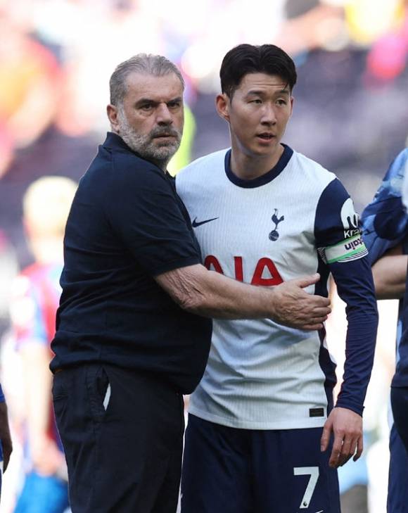 손흥민(오른쪽·토트넘)이 12일(한국시간) 영국 런던의 토트넘 홋스퍼 스타디움에서 열린 2024~25 잉글랜드 프로축구 프리미어리그 크리스털 팰리스와의 홈경기에서 0-2로 패한 뒤 안지 포스테코글루 감독에게 격려받고 있다. 런던 로이터 연합뉴스