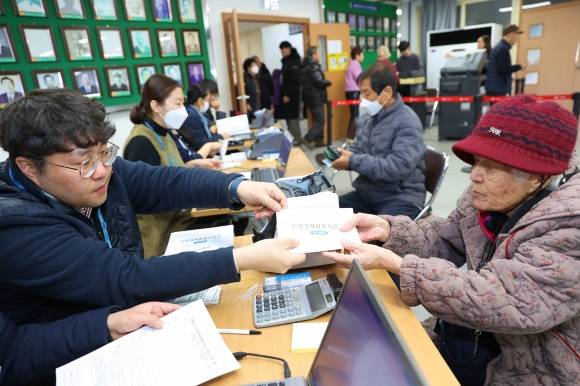 지역상품권을 지급받고 있는 해남군민들.