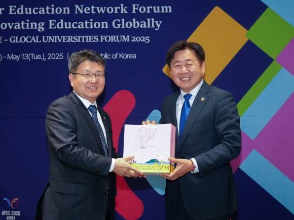 오영훈 제주지사와 오석환(왼쪽) 교육부 차관이 12일 부영호텔에서 열린 글로벌교육혁신 고등교육 네트워크포럼에서 런케이션을 공유하는 면담을 가진 뒤 오 지사가 오 차관에게 제주 화장품을 기념으로 전달하며 포즈를 취하고 있다. 제주도 제공