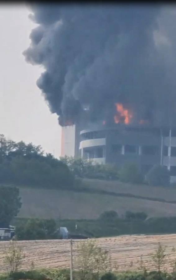 이천 대형 물류창고서 화재…대응 2단계 발령 진화중 - 13일 오전 10시 29분 경기도 이천시 부발읍 소재 대형 물류창고에서 불이 나 소방당국이 대응 2단계를 발령해 진화 중이다. 이 불로 인한 인명피해는 아직 확인되지 않았다.  2025.5.13  (독자 제공) 연합뉴스