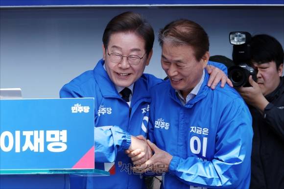 이재명 더불어민주당 대선 후보가 13일 경북 구미시 구미역 앞 광장에서 열린 선거유세에서 권오을 국민대통합위원장과 악수를 하고 있다. 2025.5.13 구미 홍윤기 기자