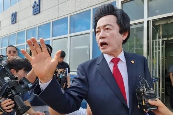 허경영 국가혁명당 명예대표가 경기 의정부시 경기북부경찰청에서 취재진의 질문에 답하고 있다. 2024.7.19 연합뉴스