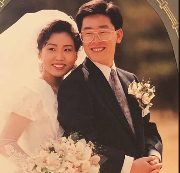 이재명 더불어민주당 대선 후보와 배우자인 김혜경씨의 결혼 사진. 이 후보는 김씨와 1991년 결혼해 연년생인 두 아들 동호·윤호씨를 얻었다. 이재명 후보 소셜미디어 캡처