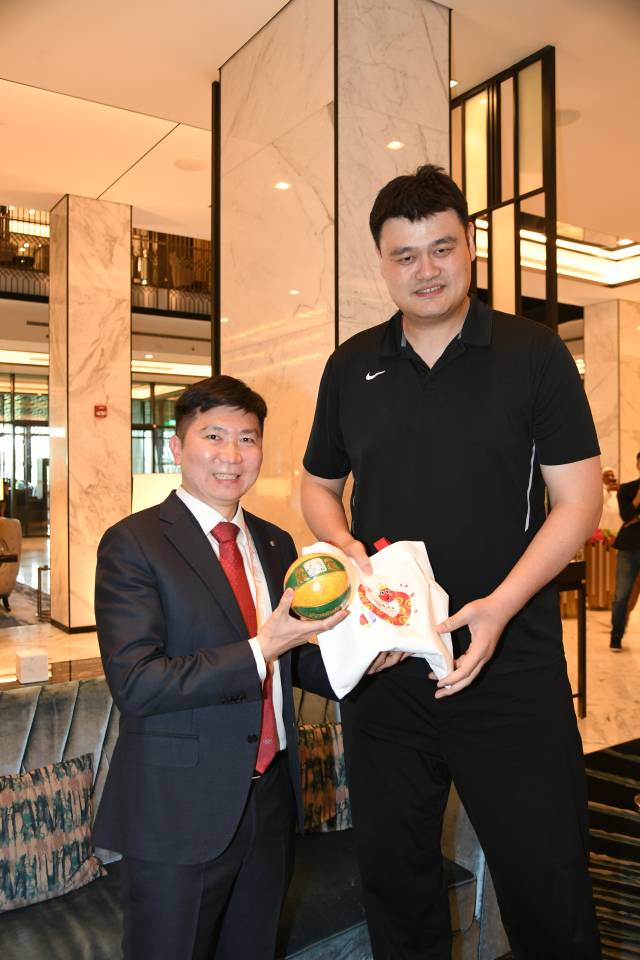 유승민 대한체육회장(왼쪽)과 중국 농구의 전설 야오밍. 사진 제공=대한체육회