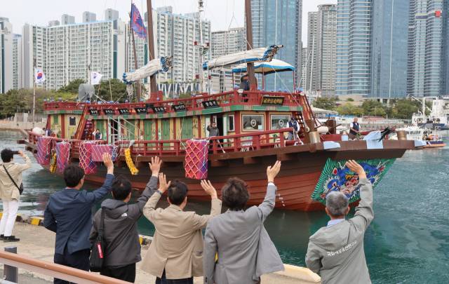 조선통신사선 재현선이 3월 28일 부산 남구 용호별빛공원을 떠나고 있다. 연합뉴스
