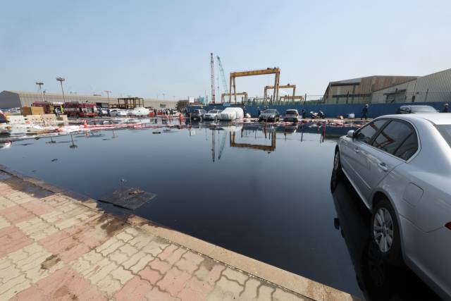 지난달 24일 울산 울주군 온산읍 원산리의 한 도로가 에쓰오일 송유관에서 유출된 원유로 뒤덮혀 있다. 연합뉴스