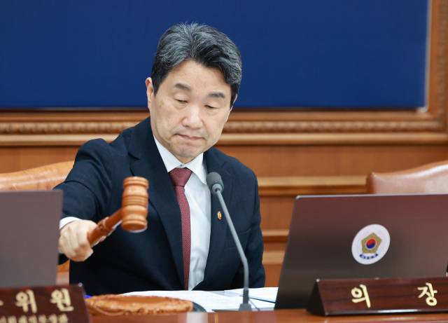 이주호 대통령 권한대행 부총리 겸 교육부 장관이 13일 정부서울청사에서 열린 국무회의에서 의사봉을 두드리며 개회 선언을 하고 있다. 연합뉴스
