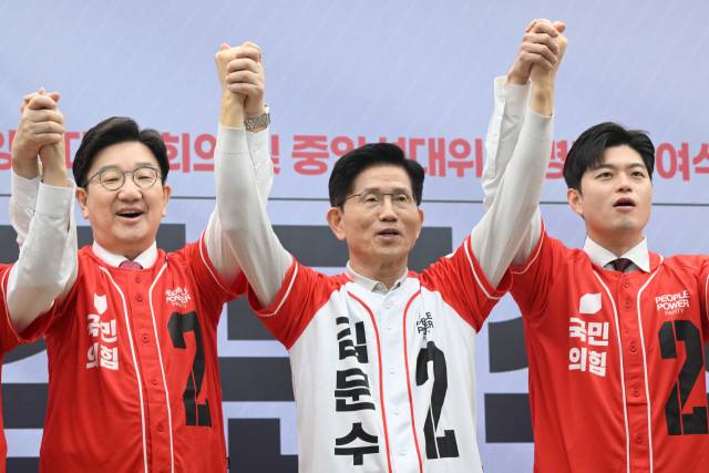 김문수 국민의힘 대선 후보가 12일 서울 영등포구 여의도 국민의힘 중앙당사에서 열린 중앙선대위 임명장 수여식에서 권영세, 김용태 공동선거대책위원장 등과 기념촬영을 하고 있다. 연합뉴스