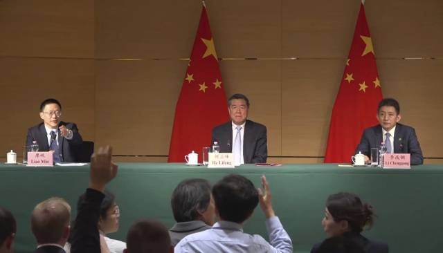허리펑(가운데) 중국 국무원 부총리, 리청강(오른쪽) 상무부 국제무역담판대표 겸 부부장, 랴오민 재정부 부부장이 11일(현지 시간) 스위스 제네바에서 기자회견을 하고 있다. AP연합뉴스