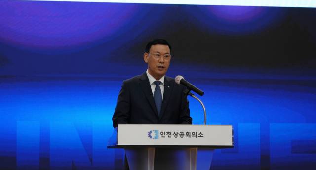 박주봉 인천상공회의소 회장이 13일 인천상의에서 열린 ‘제21대 대통령 후보에 바라는 2025 인천경제주권 어젠다’ 기자회견에서 제안 설명을 하고 있다. 사진제공=인천상의