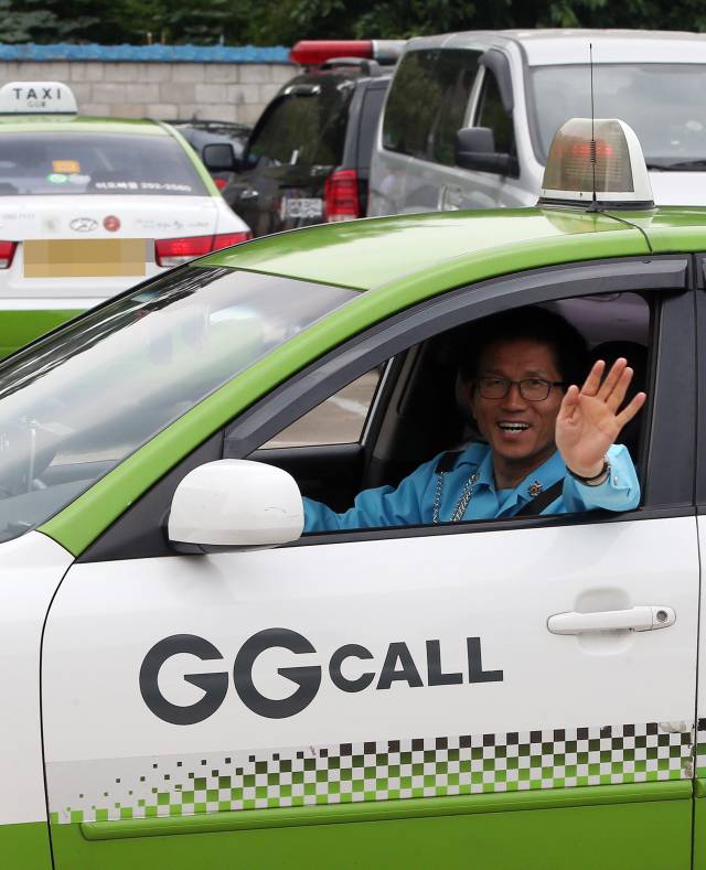 지난 2009년 김문수 당시 경기도지사가 퇴임 이틀을 앞두고 마지막 택시 민심 탐방을 하며 손을 흔들고 있다. 연합뉴스