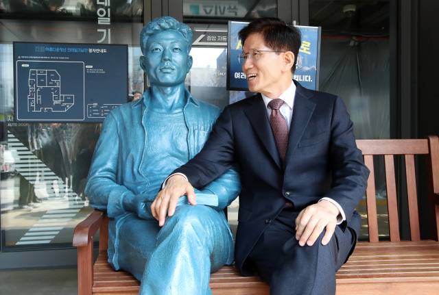 김문수 국민의힘 대선 후보가 지난달 10일 서울 종로구 전태일기념관에 설치된 전태일 동상 옆에 앉아 있다. 국회사진기자단