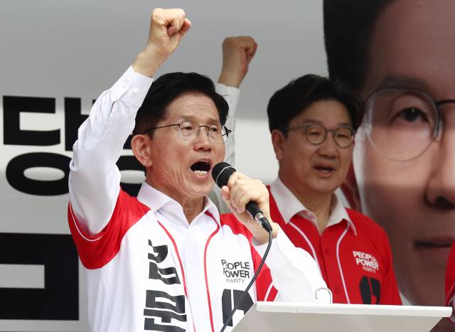 김문수 국민의힘 대선 후보가 13일 울산 남구 신정시장 인근에서 유세를 하고 있다. 연합뉴스