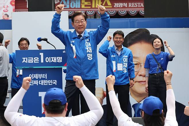 더불어민주당 이재명 대선 후보가 5월13일 '보수의 심장'이라고 불리는 대구광역시의 동성로 거리에서 집중 유세를 하고 있다. ⓒ공동취재