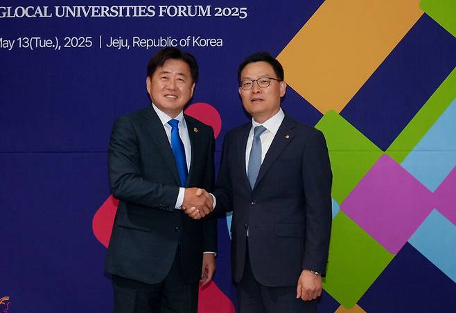 오영훈 제주도지사(왼쪽)가 지난 12일 손재일 한화시스템 대표를 만나, 제주우주산업 발전방안을 협의하고 있다. ⓒ제주도 제공