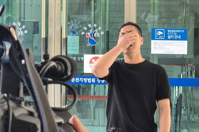 13일 오후 강원 강릉시 난곡동 춘천지방법원 강릉지원 앞에서 고(故)&nbsp;이도현군의 부친 이상훈씨가 취재진의 카메라 앞에서 오열하고 있다.&nbsp;이날 춘천지법 강릉지원 민사2부(박상준 부장판사)는 도현군 가족 측이 KG모빌리티 측을 상대로 제기한 9억2000만원 규모 손해배상 청구 소송에서 원고 패소로 판결했다. ⓒ연합뉴스