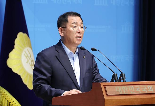 국민의힘 미디어특위 위원장인 이상휘 의원이 14일 서울 여의도 국회 소통관에서 "민주당 추천 '점수 조작 피고인' 정미정은 선거방송심의위원회 위원직에서 즉각 사퇴하라!"며 기자회견을 하고 있다. ⓒ연합뉴스