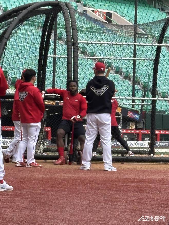 SSG 에레디아(가운데)가 13일 인천 NC전에 앞서 타격훈련 도중 코칭스태프와 대화하고 있다. 인천｜강산 기자 posterboy@donga.com