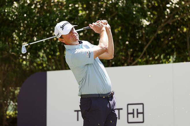 루카스 글로버가 지난 9일 PGA 투어 트루이스트 챔피언십 1라운드 3번 홀에서 티샷을 하고 있다. 게티이미지코리아