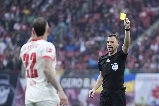 펠릭스 츠바이어 주심이 지난 5월3일 분데스리가에서 라이프치히 데이비드 라움에게 옐로 카드를 뽑고 있다. AP
