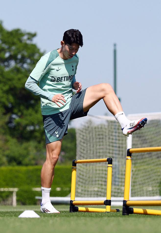 손흥민이 12일 런던에 있는 토트넘 훈련장에서 훈련하고 있다. 로이터