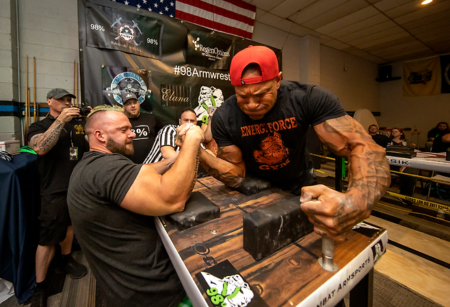 암 레슬링 장면. 게티이미지