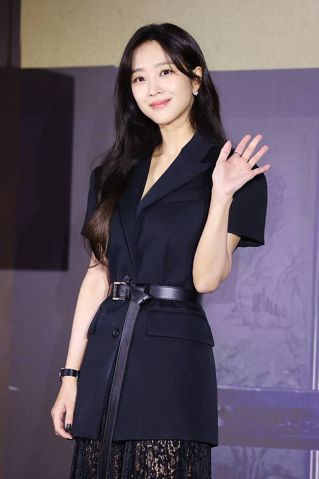 배우 조보아가 13일 서울 구로구 라마다호텔에서 열린 넷플릭스 시리즈 ‘탄금’ 제작발표회에서 포즈를 취하고 있다. 연합뉴스