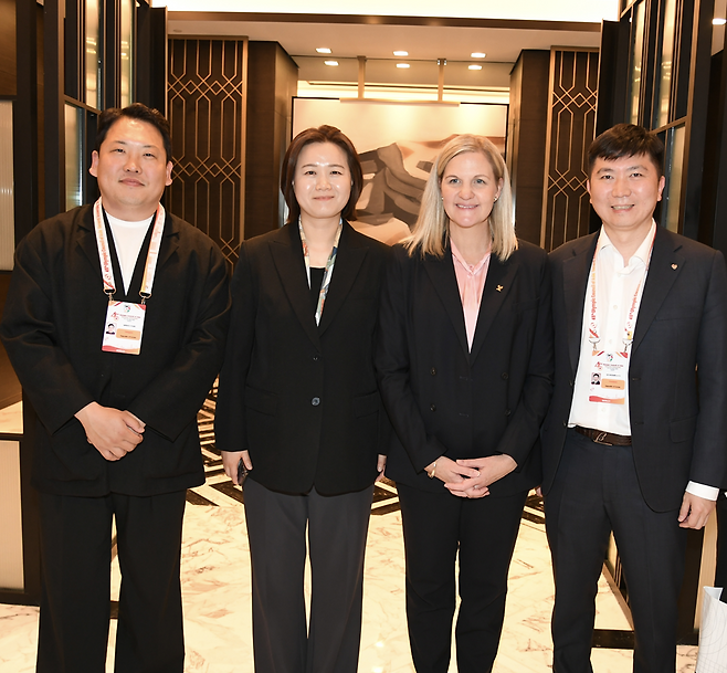 대한체육회 박민호 국제교류부장, 박주희 국제스포츠전략위원회(ISF) 이사장 커스티 코번트리 IOC 신임 위원장, 유승민 대한체육회장이 기념 사진을 찍고 있다. ISF 제공