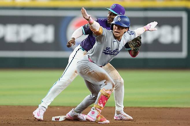 ▲ 2루에서 세이프를 주장하는 김혜성. 최초 판정은 세이프였지만 챌린지로 판정이 번복됐다. ⓒ연합뉴스/AFP