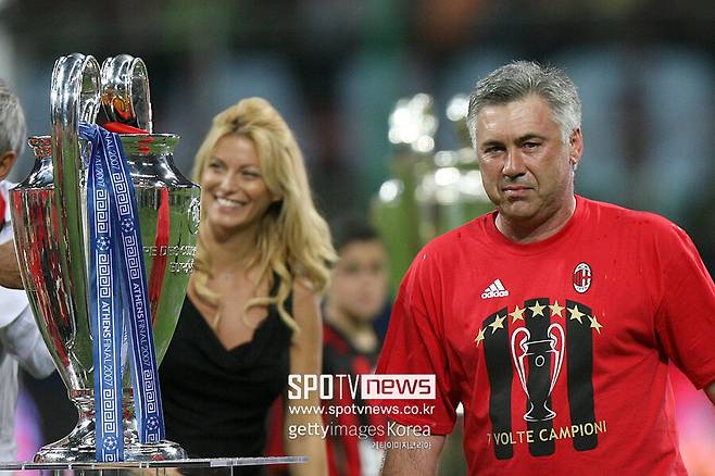 ▲ 74266877 Champion League football match player thropy