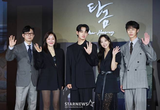 배우 박병은, 엄지원, 정가람, 조보아, 이재욱이 13일 오전 서울 신도림 라마다호텔에서 진행된 넷플릭스 오리지널 시리즈 '탄금' 제작발표회에 참석해 포즈를 취하고 있다.   실종되었던 조선 최대 상단의 아들 ‘홍랑’이 기억을 잃은 채 12년 만에 돌아오고, 이복누이 ‘재이’만이 그의 실체를 의심하는 가운데 둘 사이 싹트는 알 수 없는 감정을 그린 미스터리 멜로 사극 '탄금'은 오는 16일 공개된다. /2025.05.13 /사진=이동훈 photoguy@